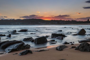 Central Coast, NSW, Avustralya 'da Copacabana' da deniz kenarında gün batımı.