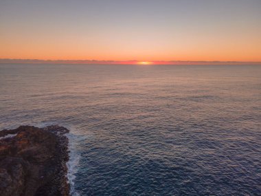Kiama 'nın engebeli kıyı şeridinde gündoğumu deniz manzarası. Kiama, Güney Sahili, NSW, Avustralya.