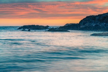 Gerilla Körfezi Gündoğumu Deniz Burnu Avustralya 'nın doğu kıyısındaki en eski kaya oluşumlarından biridir. Avustralya, NSW 'nin güney kıyısında çekildi..