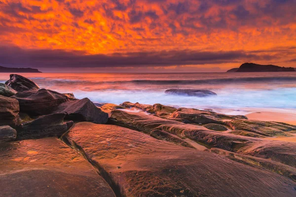 Colorato Paesaggio Marino All Alba Con Alta Nuvola Piena Cielo — Foto Stock