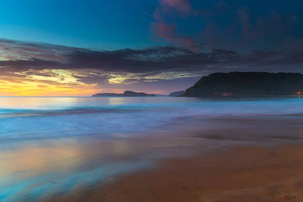 澳大利亚新南威尔士州中部海岸的Umina海滩 夏日的日出色 — 图库照片