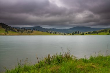 Avustralya 'nın NSW bölgesindeki Hilly kırsal bölgesi ve Lostock Barajı.