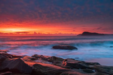 Central Coast, NSW, Avustralya 'daki Kuzey Pearl Sahili' nden yükselen bulutlu renkli gündoğumu deniz manzarası..