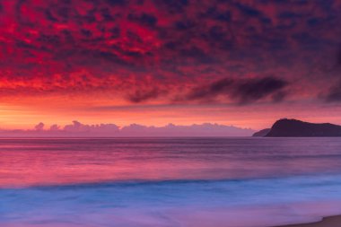 Central Coast, NSW, Avustralya 'daki Kuzey Pearl Sahili' nden yükselen bulutlu renkli gündoğumu deniz manzarası..