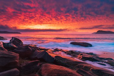 Central Coast, NSW, Avustralya 'daki Kuzey Pearl Sahili' nden yükselen bulutlu renkli gündoğumu deniz manzarası..