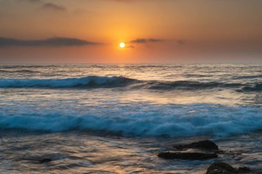 Central Coast, NSW, Avustralya 'daki Killcare Sahili' nde puslu ve yumuşak bulutlu gün doğumu deniz manzarası.