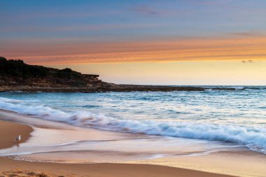 Central Coast, NSW, Avustralya 'daki Bouddi Ulusal Parkı' ndaki Putty Plajı 'nda deniz kenarında gün batımı.