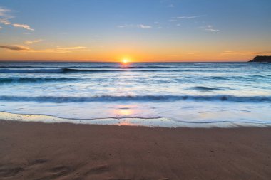 Avustralya, NSW 'nin güney kıyısındaki Malua Koyu' nda hafif bulutlu Sunrise Seascape.