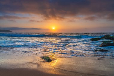 Central Coast, NSW, Avustralya 'daki Killcare Sahili' nde puslu ve yumuşak bulutlu gün doğumu deniz manzarası.