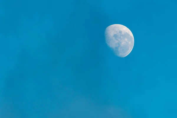 オーストラリア ニューサウスウェールズ州の中央海岸の北アボカに高い雲を持つ青い空の早朝の月 — ストック写真