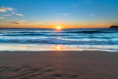 Avustralya, NSW 'nin güney kıyısındaki Malua Koyu' nda hafif bulutlu Sunrise Seascape.