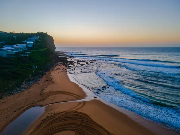 Nascer Sol Beira Mar Com Céu Limpo Padrões Areia Praia — Fotografia de Stock