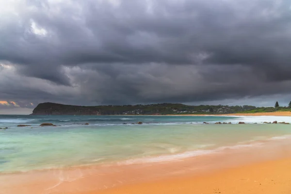 Moody Sunrise Seascape Com Nuvens Copacabana Costa Central Nsw Austrália — Fotografia de Stock