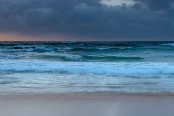 澳大利亚新南威尔士州中部海岸北艾弗卡海滩阴霾的日出海景 — 图库照片