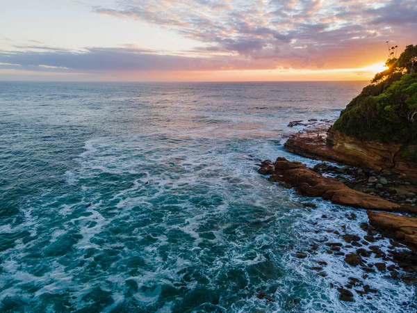 オーストラリア ニューサウスウェールズ州中央海岸のアヴォカビーチでサーファーと夏の日の出の海 — ストック写真