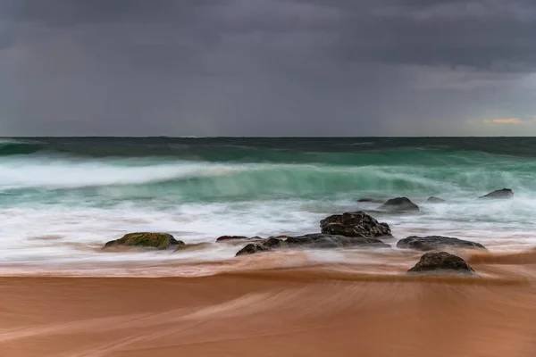 Nubes Lluvia Llenan Cielo Las Olas Vienen Thich Rápido Paisaje — Foto de Stock