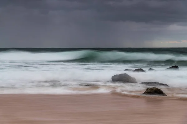 Nuvens Chuva Enchem Céu Ondas Vêm Thich Rápido Uma Paisagem — Fotografia de Stock