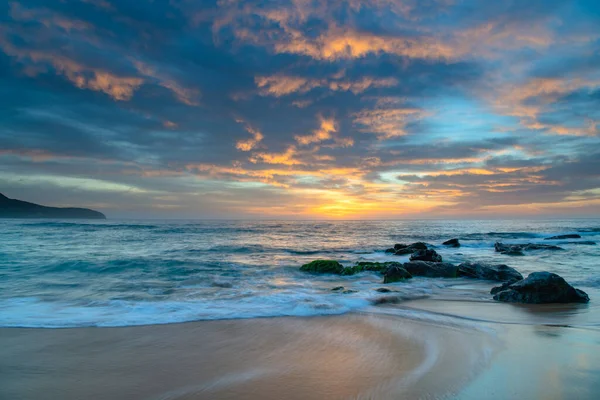 Nuvens Altas Sobre Mar Azul Rosa Laranja Nascer Sol Killcare — Fotografia de Stock