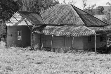 Avustralya kır manzarası ve Avustralya 'nın Avcı Bölgesi, NSW' de düşmeye hazır eski bir çiftlik evi. 19 Eylül 2020 'de çekildi..
