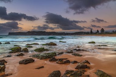 Central Coast, NSW, Avustralya 'daki Kuzey Avoca Sahili' nde bulutlu gün doğumu deniz manzarası.