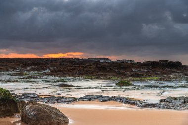Central Coast, NSW, Avustralya 'daki Kuzey Avoca Sahili' nde bulutlu gün doğumu deniz manzarası.