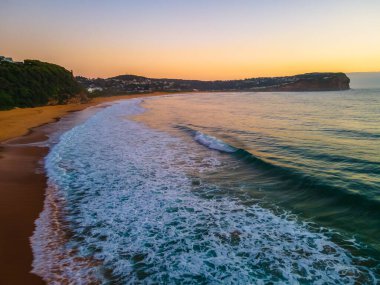 Central Coast, NSW, Avustralya 'daki MacMasters Sahili' nde sabahın erken saatlerinde deniz manzarası..