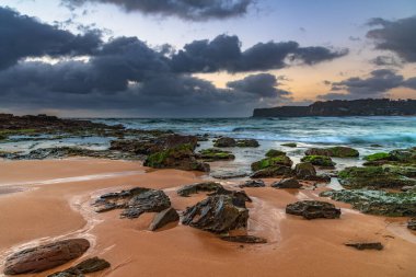 Central Coast, NSW, Avustralya 'daki Kuzey Avoca Sahili' nde bulutlu gün doğumu deniz manzarası.