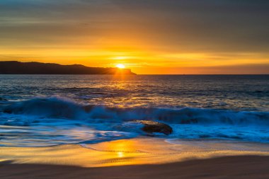 Gündoğumu deniz manzarası ve yüksek bulutlar Kuzey Pearl Sahili 'nden Avustralya, NSW' ye kadar uzanıyor..