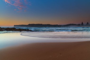 Kuzey Avoca Sahili 'nde bulutlu bir gün doğumu Central Coast, NSW, Avustralya.