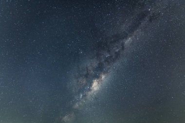 Gece gökyüzü Samanyolu ile Woy Woy rıhtımında Avustralya 'nın NSW merkez sahilinde.