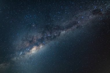 Gece gökyüzü Samanyolu ile Woy Woy 'da NSW, Avustralya' nın merkez kıyısında.
