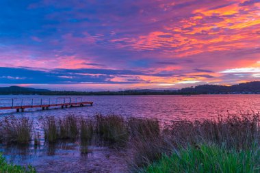 Woy Woy rıhtımında güneşin doğuşu Orta Sahilde, NSW, Avustralya.