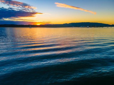 Doğu kıyısındaki Woy Woy rıhtımında gün doğumu, NSW, Avustralya.