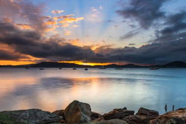 Central Coast, NSW, Avustralya 'daki Koolewong rıhtımından gelen teknelerle çiseliyor..