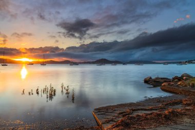 Central Coast, NSW, Avustralya 'daki Koolewong rıhtımından gelen teknelerle çiseliyor..