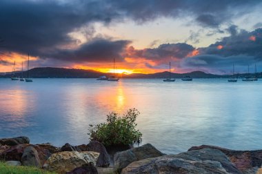 Central Coast, NSW, Avustralya 'daki Koolewong rıhtımından gelen teknelerle çiseliyor..