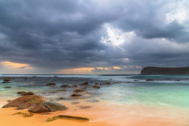 Central Coast, NSW, Avustralya 'daki Copacabana' da Bulutlu Moody Sunrise Seascape.