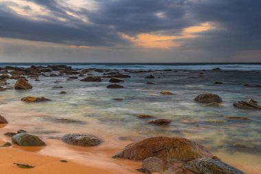 Central Coast, NSW, Avustralya 'daki Copacabana' da Bulutlu Moody Sunrise Seascape.