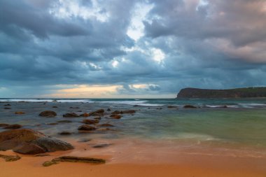 Central Coast, NSW, Avustralya 'daki Copacabana' da Bulutlu Moody Sunrise Seascape.