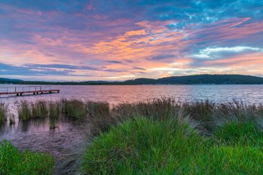 Woy Woy rıhtımında güneşin doğuşu Orta Sahilde, NSW, Avustralya.