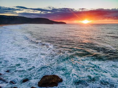 Central Coast, NSW, Avustralya 'daki Killcare Sahili' nden deniz kenarına sabah uçuşu..