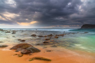 Central Coast, NSW, Avustralya 'daki Copacabana' da Bulutlu Moody Sunrise Seascape.