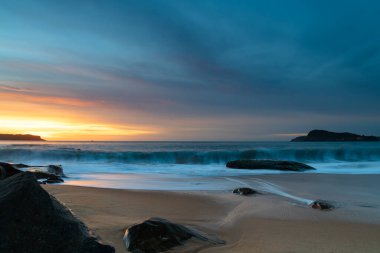 Gündoğumu deniz manzarası ve yüksek bulutlar Kuzey Pearl Sahili 'nden Avustralya, NSW' ye kadar uzanıyor..