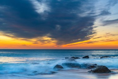 Central Coast, NSW, Avustralya 'daki Killcare Sahili' nden bulutlarla gün doğumu denizi..