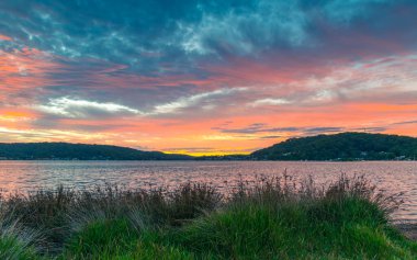 Woy Woy rıhtımında güneşin doğuşu Orta Sahilde, NSW, Avustralya.