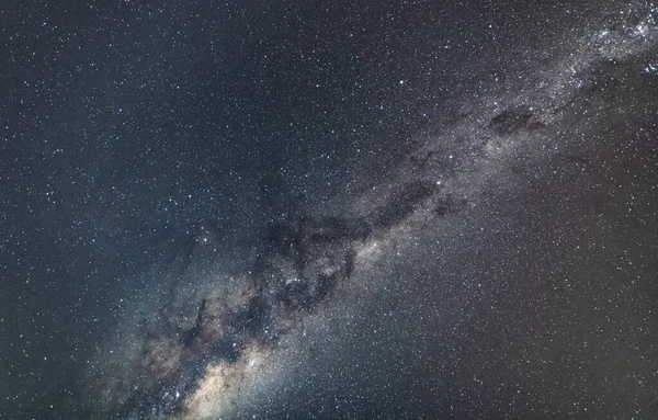Gece gökyüzü Samanyolu ile Woy Woy rıhtımında Avustralya 'nın NSW merkez sahilinde.