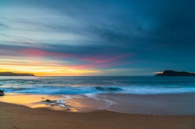 Gündoğumu deniz manzarası ve yüksek bulutlar Kuzey Pearl Sahili 'nden Avustralya, NSW' ye kadar uzanıyor..