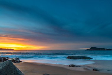 Gündoğumu deniz manzarası ve yüksek bulutlar Kuzey Pearl Sahili 'nden Avustralya, NSW' ye kadar uzanıyor..