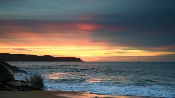 澳大利亚新南威尔士州中部海岸的北珠海滩 阳光普照的海景和乌云密布的天空 — 图库视频影像