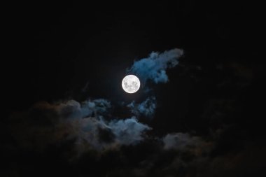 2021 yılının üçüncü dolunayı 28 Mart 'ta yılın en büyük ve en parlak ayı oldu. Kuzey yarımküredeki Solucan Ayı olarak bilinen yer kıştan sonra çözülmeye başladığında.